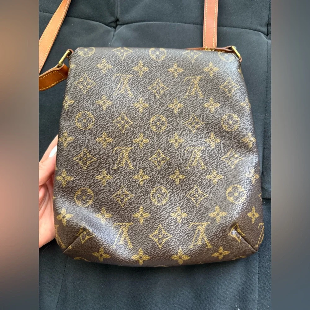 Louis Vuitton Authenticate Monogram shoulder Bag
